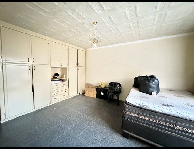 5 BEDROOM HOUSE FOR SALE IN FLORA PARK